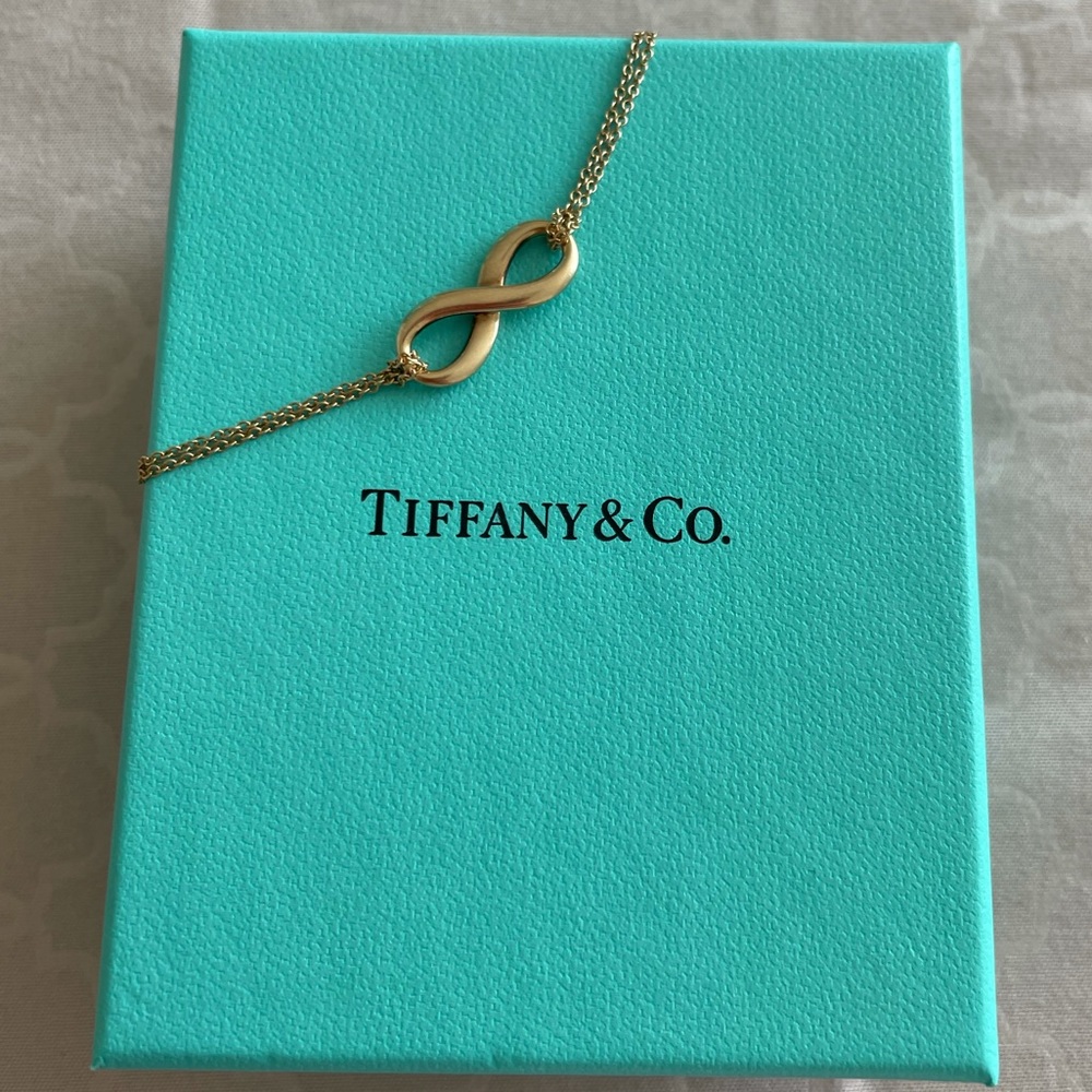 Infinity bracelet in rose gold.
